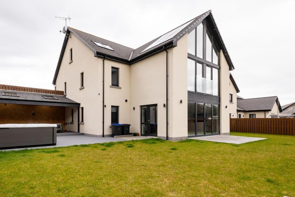 Modern House With Hot Tub, Perfect Night Away! Villa Huntly Eksteriør bilde