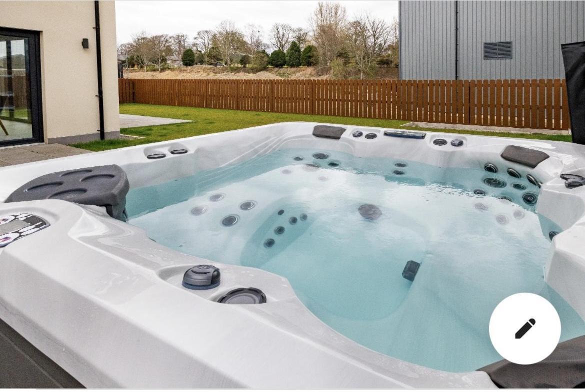 Modern House With Hot Tub, Perfect Night Away! Villa Huntly Eksteriør bilde