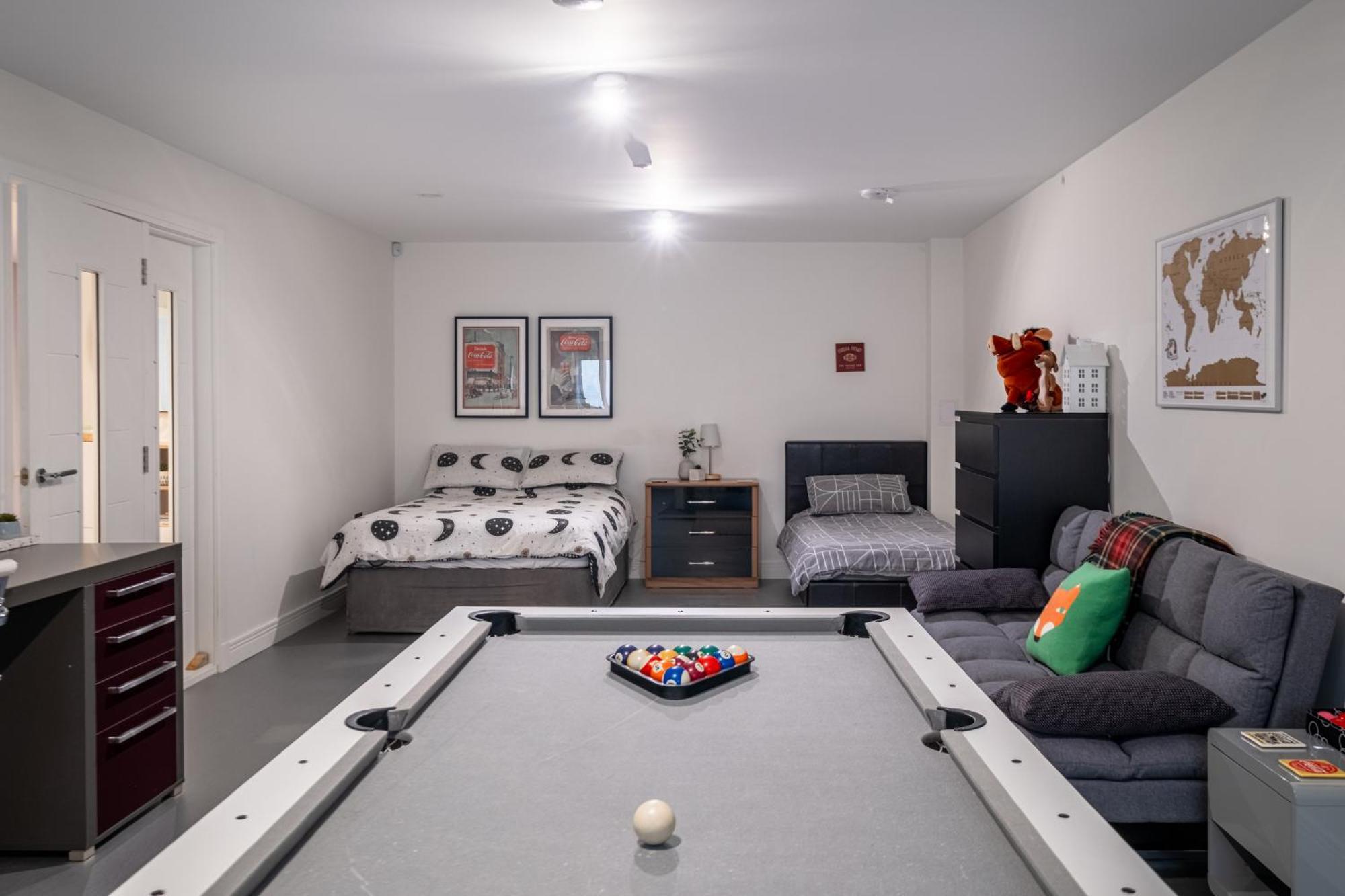 Modern House With Hot Tub, Perfect Night Away! Villa Huntly Eksteriør bilde