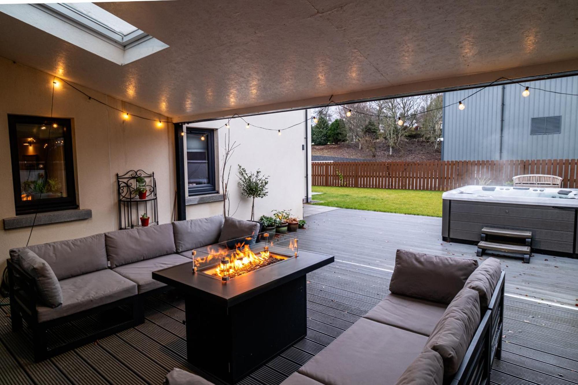 Modern House With Hot Tub, Perfect Night Away! Villa Huntly Eksteriør bilde