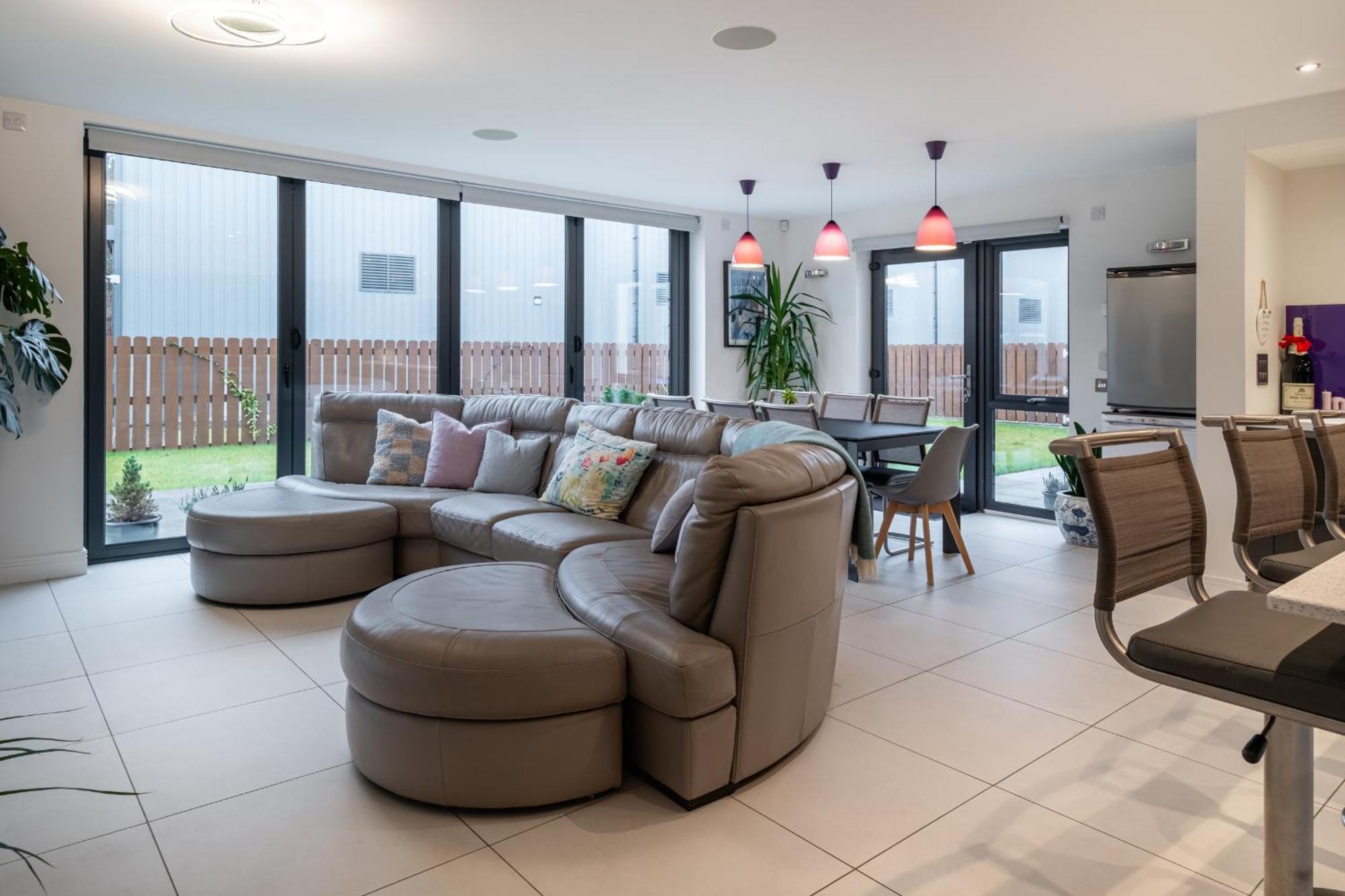 Modern House With Hot Tub, Perfect Night Away! Villa Huntly Eksteriør bilde
