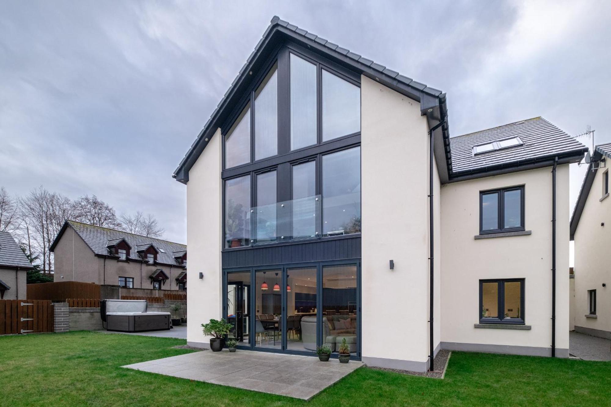 Modern House With Hot Tub, Perfect Night Away! Villa Huntly Eksteriør bilde
