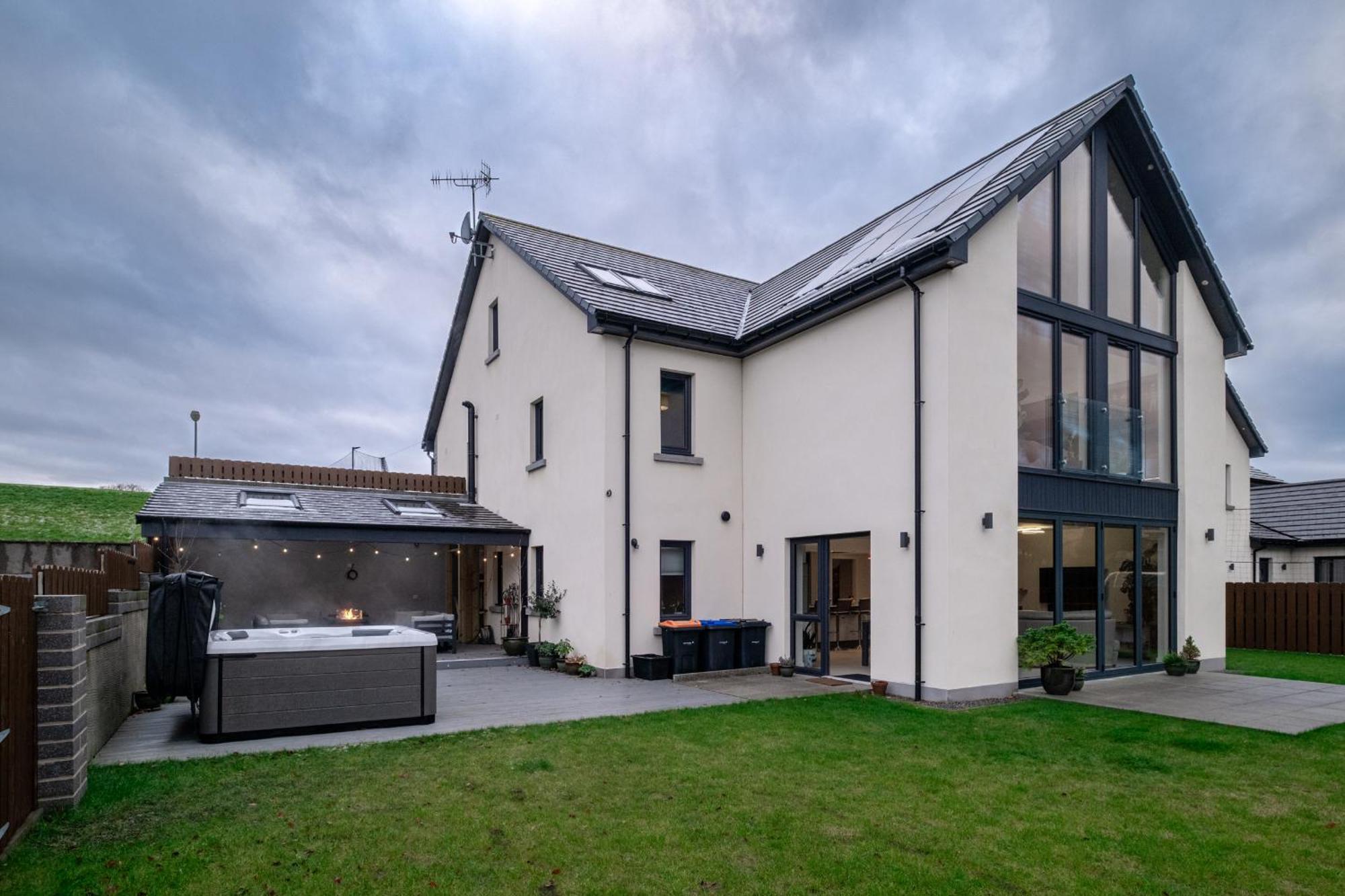 Modern House With Hot Tub, Perfect Night Away! Villa Huntly Eksteriør bilde