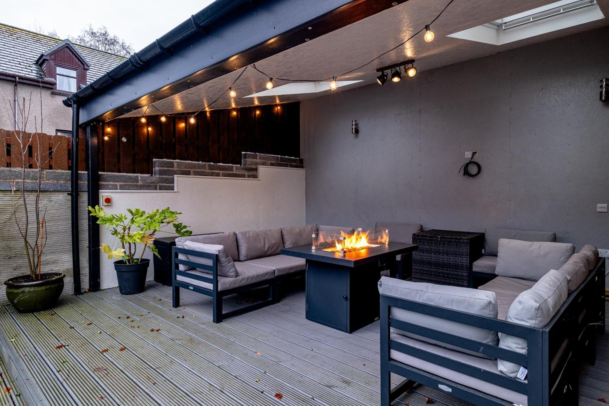Modern House With Hot Tub, Perfect Night Away! Villa Huntly Eksteriør bilde